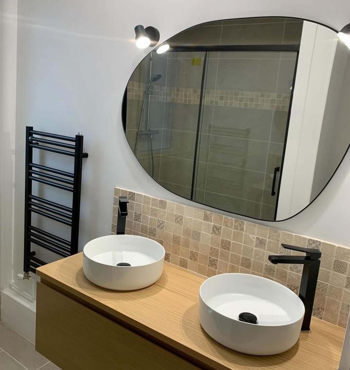 Une salle de bain esthétique, fonctionnelle et bien agencée.